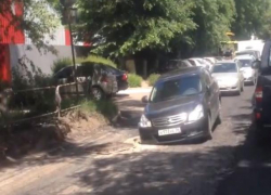 Ловушку для машин, оставленную дорожниками, сняли на видео в Воронеже