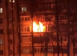 Объятую огнём квартиру сняли на видео в Воронеже