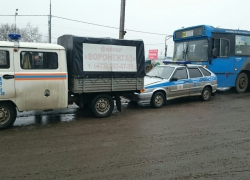 В Воронеже автобус врезался в четыре  припаркованных авто 