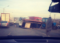 Под Воронежем рейсовый автобус столкнулся с трактором и фурой