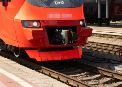 Легковушка врезалась в локомотив на ж/д путях в Воронежской области 