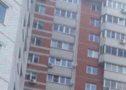 Пенсионерку нашли мертвой под окнами многоэтажки в Советском районе Воронежа 