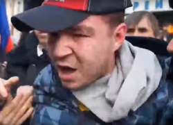 Воронежский суд не увидел вреда в укусе пальца сторонника «Единой России» на митинге Навального