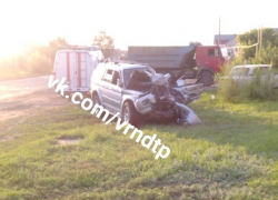 Опубликованы снимки с места страшного столкновения Mitsubishi Pajero с КамАЗом