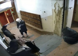 «Кладоискатели» устроили погром в подъезде воронежского дома 