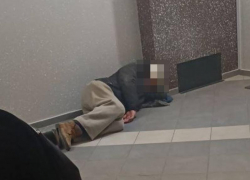 Воронежский бомж кидает в подъезде обкаканные штаны и обещает убить недовольных