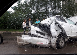 Крутящаяся Skoda снесла дерево и столб в Воронеже 