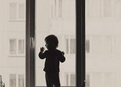 4-летний малыш вывалился из окна пятого этажа в Воронежской области  