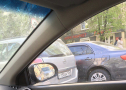 Столкновение двух легковушек парализовало движение по бульвару Пионеров в Воронеже