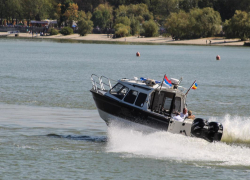 Перевернувшихся на лодке пьяных воронежцев выловили из водохранилища и сдали полиции