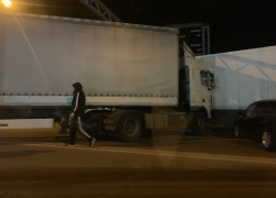 Опубликованы снимки ДТП с двумя фурами, перекрывшими окружную дорогу в Воронеже