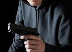 В Воронеже двое мужчин ограбили пенсионера, угрожая макетом сувенирного пистолета