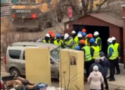 На видео попало, как неизвестные в масках попробовали снести гаражи в Воронеже