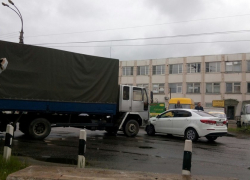 Столкнувшиеся грузовик и «Киа» парализовали движение на улице Матросова в Воронеже