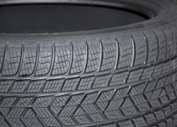 В Воронеже неизвестные сбросили покрышку на голову прохожему