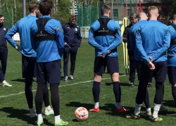 На видео попала тренировка под руководством нового наставника воронежского «Факела»