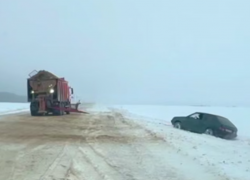 Самостоятельно не получилось: история спасения застрявшего в поле воронежца