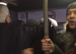 Драка пенсионеров в воронежской маршрутке попала на видео