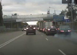 На видео попало, как «Лада» таранит пробку в Воронеже