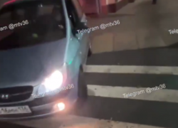 Легковушка устроила прогулку по пешеходному переходу в центре Воронежа