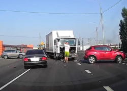 ДТП с фурой спровоцировало пробку на воронежской трассе 