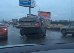 В Воронеже «Киа Рио» перевернулась около управления ГИБДД