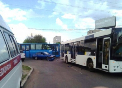 В столкновении автобуса с "Дэу" в Воронеже пострадала пожилая женщина