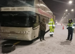 Пассажирский автобус «Москва-Ростов-на-Дону» в полночь застрял на воронежской трассе со сломанным двигателем 