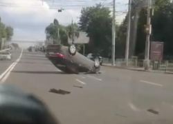 Последствия жесткого ДТП с переворотом сняли в центре Воронежа