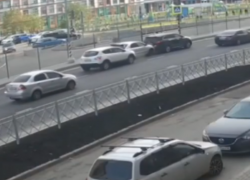 Момент массового ДТП на новой улице, которую превратили в гоночный трек, показали в Воронеже
