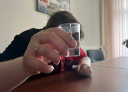 Пьяный мужчина, гуляющий с четырехлетним сыном, напал на инспектора ПДН 