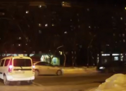 На видео сняли, как таксист-нарушитель подставил иномарки под ДТП в Воронеже 