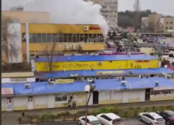 Торговый центр вспыхнул в Воронежской области