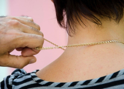 Серийного грабителя, нападавшего на женщин, поймали в Воронеже 