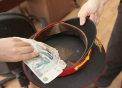 В Воронеже инспектора ДПС поймали с поличным на взятке 