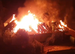 Страшный пожар жилого дома попал на видео в Воронеже