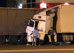 Опубликованы снимки последствий столкновения двух тягачей в Воронеже