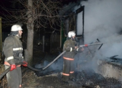 В Боброве Воронежской области под утро сгорел дом: пострадали люди