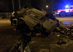 В Воронеже автомобилистка снесла забор и перевернулась, потеряв сознание 