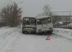 В воронежском микрорайоне Придонской на узкой дороге столкнулись две маршрутки