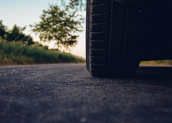 Отлетевшее от грузовика колесо переломало ребра воронежцу