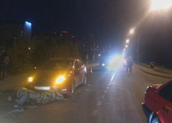 Подростки на мопеде попали в больницу после столкновения с двумя авто в Воронеже