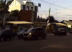 Умник поплатился задом из-за желания объехать пробку в Воронеже