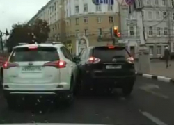Момент столкновения двух новых кроссоверов в центре Воронежа попал на видео
