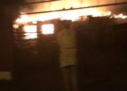 Ночью в Воронеже девушка без штанов наблюдала, как сгорает дотла ее дом