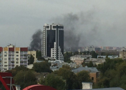 Клубы черного дыма, распространившиеся за сотни метров, встревожили воронежцев 