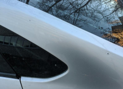 В воронежском дворе обстреливают припаркованные машины