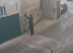 Промышлявший недобрыми делами мужчина попал на камеры наблюдения в Воронеже