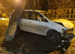 «Лада» влетела в припаркованные машины в Воронеже