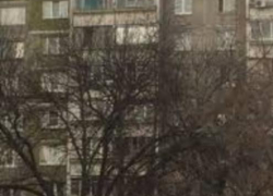 Воронежец бросал стеклянные бутылки на дорогие автомобили с 10 этажа
